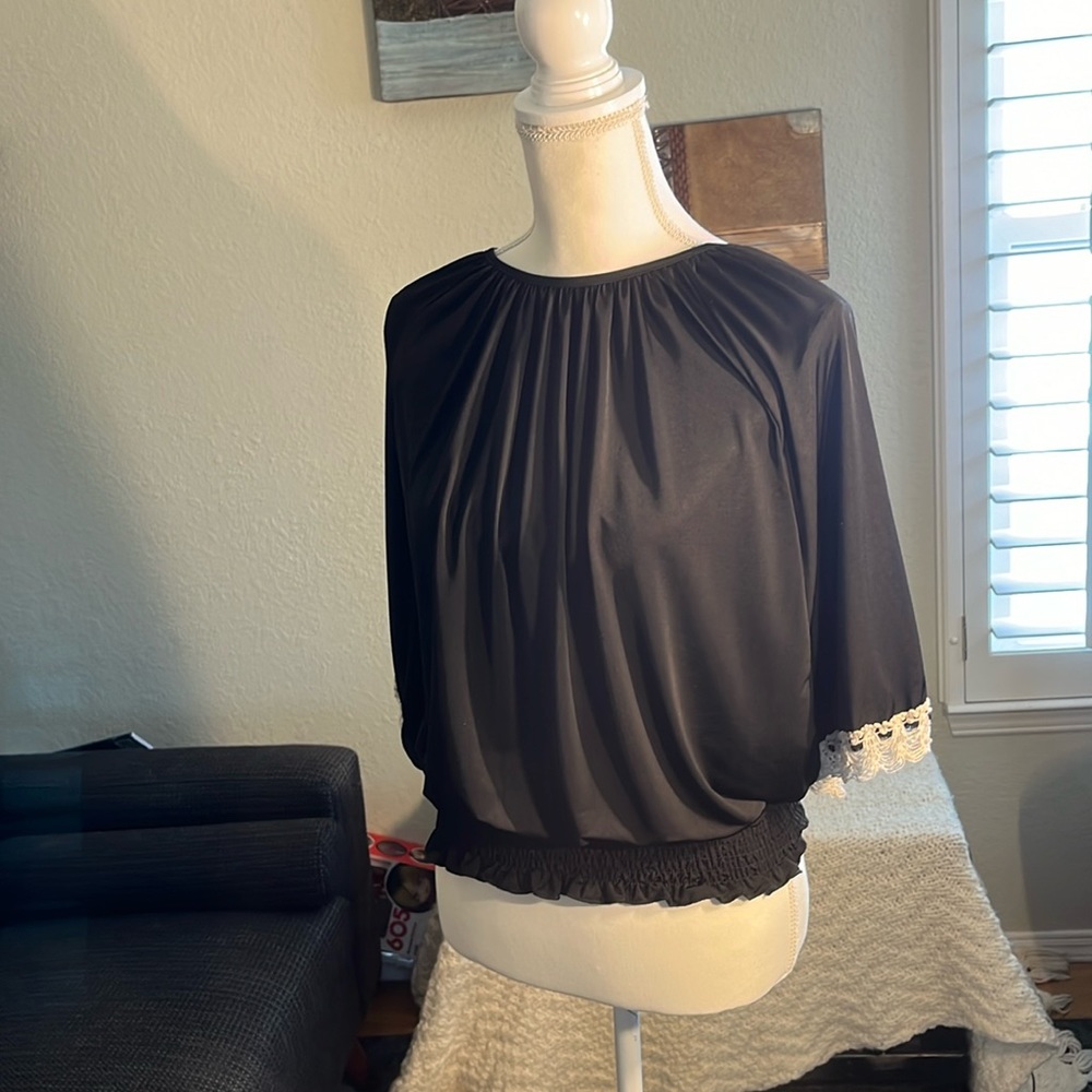 ICU Collections Black Top w White Knit Lace in Women’s Size Small